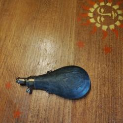 Poire &agrave; poudre ancienne en m&eacute;tal. Vide sans poudre.