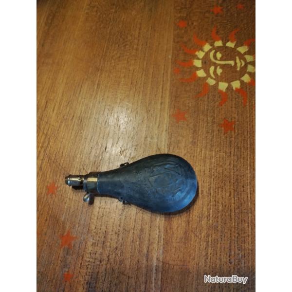 Poire � poudre ancienne en m�tal. Vide sans poudre.