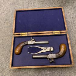 Coffret contenant 2 pistolets de voyage &agrave; percussion