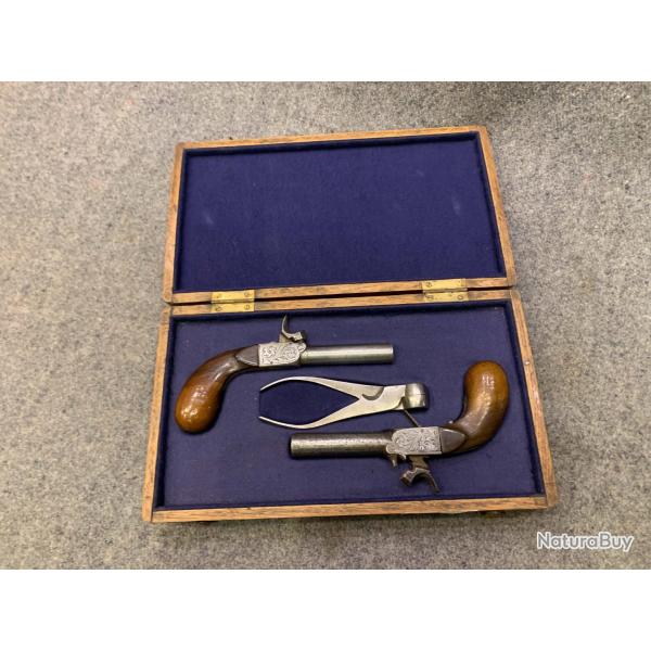 Coffret contenant 2 pistolets de voyage � percussion