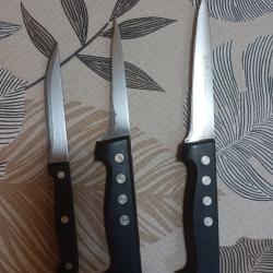 Vend lot de couteaux de d&eacute;coupe .  2 d&eacute;sosseur un couteau a saigner un couteau de boucher