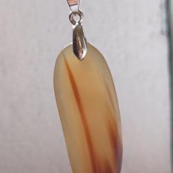 Bijou tour de cou en pointe de Corne blonde.