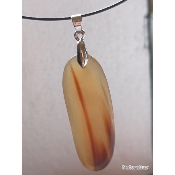 Bijou tour de cou en pointe de Corne blonde.