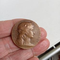 m&eacute;daille en bronze diam&egrave;tre 3,3 cm la chanson 1924
