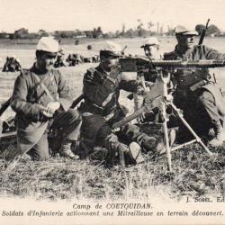 CPA- Camp de COETOUIDAN Soldat d'infanterie actionnant une Mitrailleuse en terrain decouve - -N&deg;7357