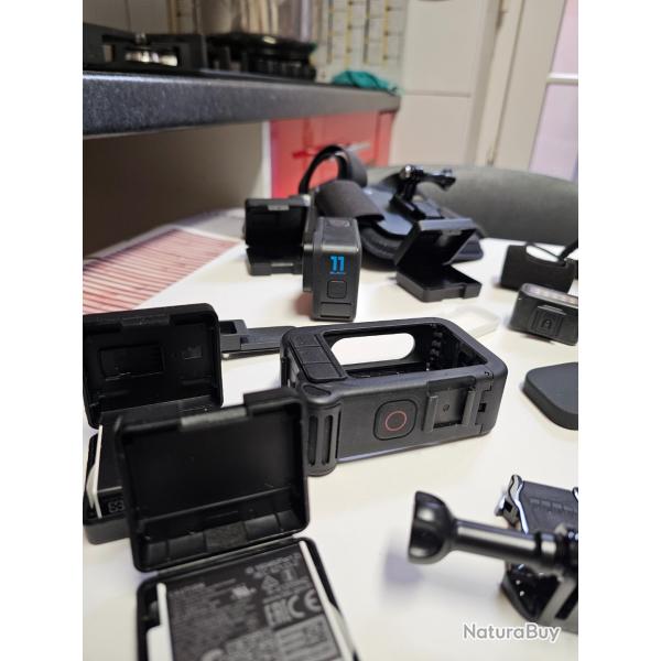 Cam�ra Go pro 11  black jamais  servi avec plein accessoires flash batterie grand angle ect...