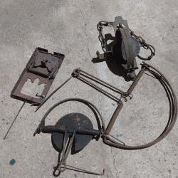 Lot de pi&egrave;ges ancien