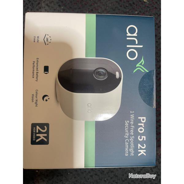 Lot de 4 cam�ras Arlo Pro 5 2K + 1 panneau solaire