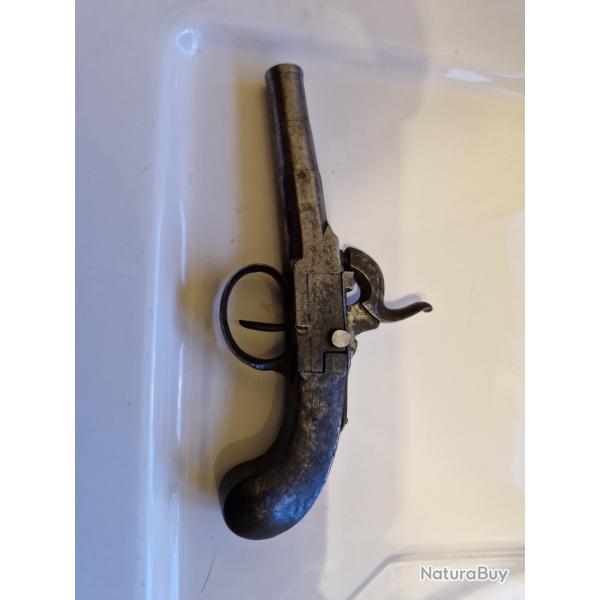 Petit Pistolet � percussion ancien.