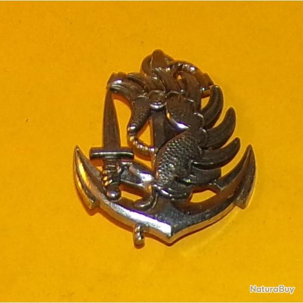 INSIGNE DE BERET DES PARACHUTISTES DES TROUPES DE MARINE   , FABRICANT DELSART SENS  ,  ETAT VOIR PH