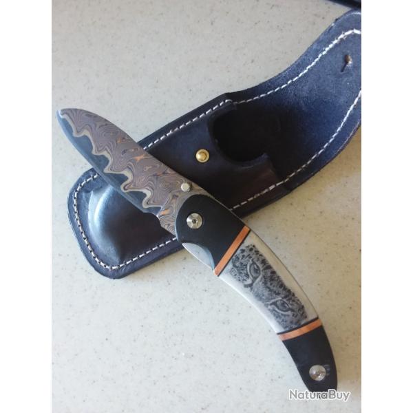 Couteau artisanal lame Damas avec inclusion cuivre et gravures dans l'art du Scrimshaw.