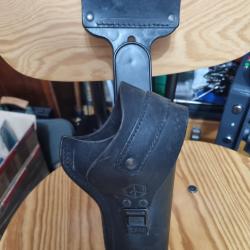 &Eacute;tui en cuir pour armes de poing.