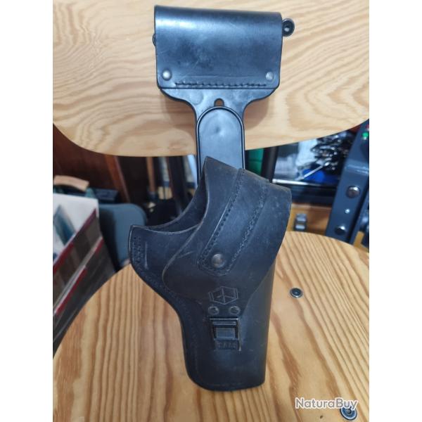 �tui en cuir pour armes de poing.