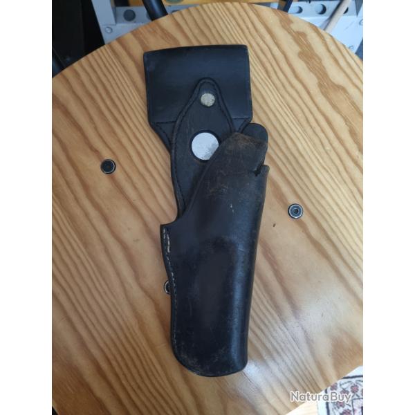 Etui cuir pour armes de poing.