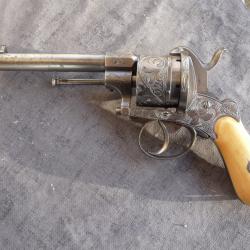 vends revolver type LEFAUCHEUX 12mm a broche ,enti&egrave;rement cisel&eacute; de motifs , m&eacute;canisme fonctionnel .