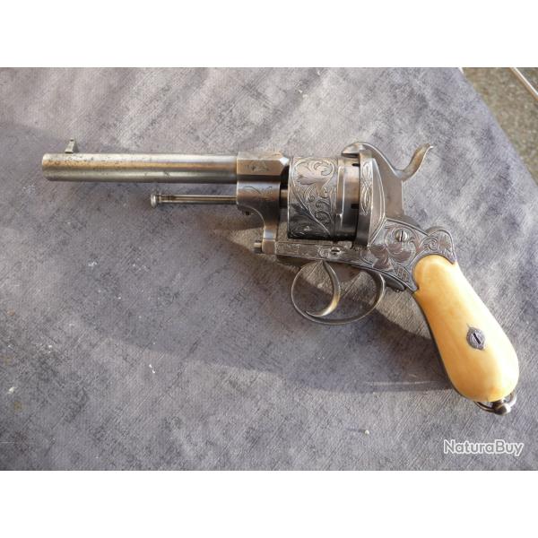 vends revolver type LEFAUCHEUX 12mm a broche ,enti�rement cisel� de motifs , m�canisme fonctionnel .