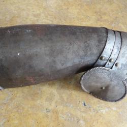 jambi&egrave;re tassette fer d'armure de cavalier prot&egrave;ge cuisse ancienne oxydation avec croix et gravures