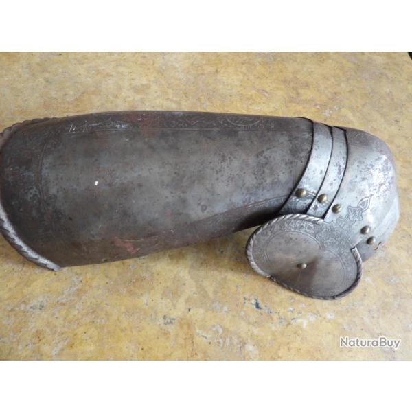 jambi�re tassette fer d'armure de cavalier prot�ge cuisse ancienne oxydation avec croix et gravures
