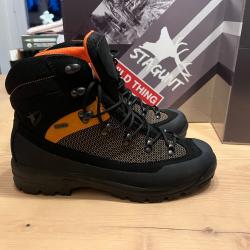 Chaussures STAGUNT de traque . T44
