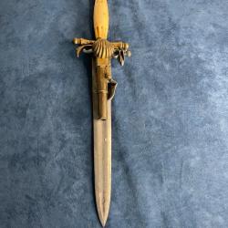 R&eacute;plique d&eacute;corative d'un poignard pistolet fran&ccedil;ais du XVIII i&egrave;me si&egrave;cle
