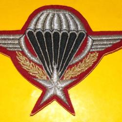 BREVET PARACHUTISTE DE L'ARMEE DE TERRE  GRAND MODELE  EN TISSU   , ETAT VOIR PHOTOS . POUR TOUT REN