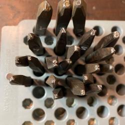 Jeu de chiffres &agrave; frapper d'armurier