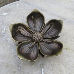 Ancien cendrier en laiton dor&eacute; patin&eacute; &agrave; d&eacute;cor de fleur de Lotus &agrave; 5 p&eacute;tale amovible (Vers 1960)