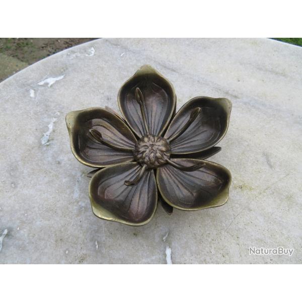 Ancien cendrier en laiton dor� patin� � d�cor de fleur de Lotus � 5 p�tale amovible (Vers 1960)