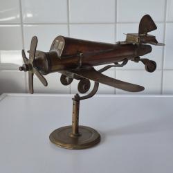 Artisanat de tranch&eacute; gros avion militaire objet dans son jus