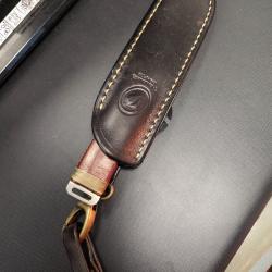 &Eacute;tui couteau droitier fait par artisan. Cuir tannage v&eacute;g&eacute;tal . Coutures main. Noir.