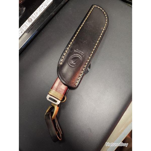 �tui couteau droitier fait par artisan. Cuir tannage v�g�tal . Coutures main. Noir.