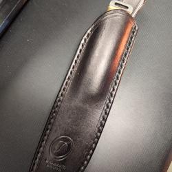 &Eacute;tui couteau droitier fait par artisan. Cuir tannage v&eacute;g&eacute;tal . Coutures main. Noir,fil noir.
