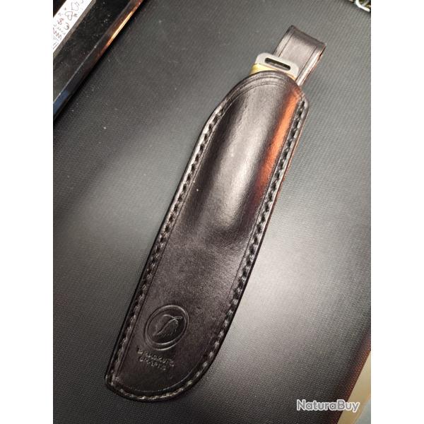 �tui couteau droitier fait par artisan. Cuir tannage v�g�tal . Coutures main. Noir,fil noir.