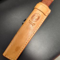 &Eacute;tui couteau gaucher fait par artisan. Cuir tannage v&eacute;g&eacute;tal . Coutures main. Couleur naturelle.