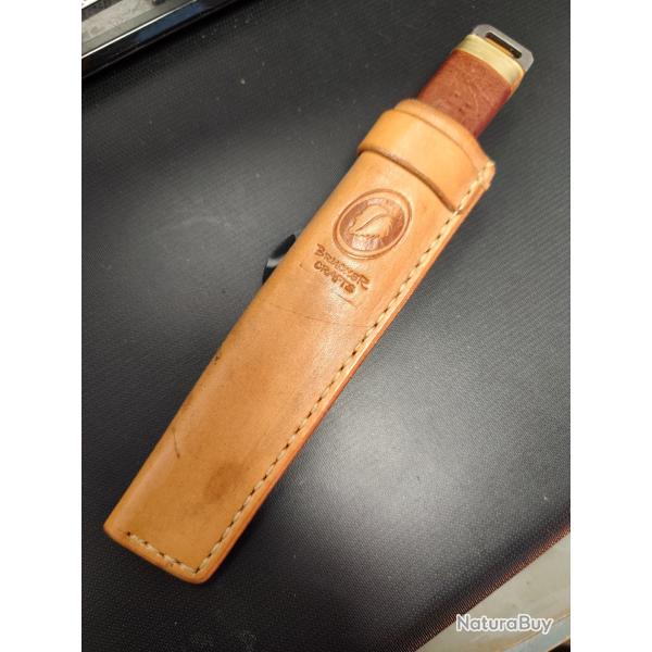 �tui couteau gaucher fait par artisan. Cuir tannage v�g�tal . Coutures main. Couleur naturelle.