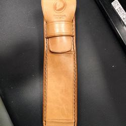 &Eacute;tui couteau fait par artisan. Cuir tannage v&eacute;g&eacute;tal . Coutures main. Couleur naturelle.