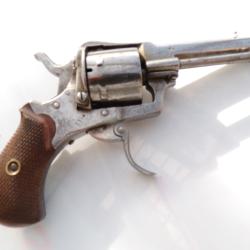 Beau r&eacute;volver 7mm &agrave; broches &agrave; cadre ferm&eacute;.