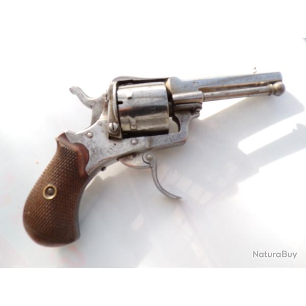 Beau r�volver 7mm � broches � cadre ferm�.