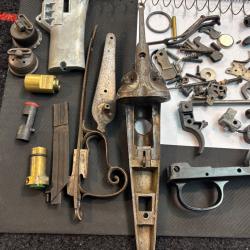 ENORME Lot de pi&egrave;ces d&eacute;tach&eacute;es M&eacute;canique pour Armurier  vendu en l'etat ench&egrave;res