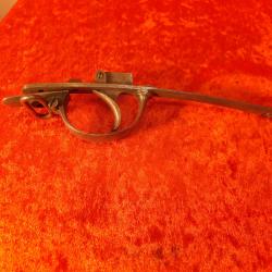 Pontet de fusils r&eacute;glementaires Avec &eacute;cusson et d&eacute;tente. Complet comme neuf.  Voir les photos qui fo