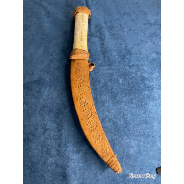 Ancien couteau artisanal ethnique