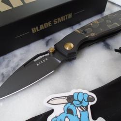 Couteau Kizer Shrike Lame Acier S45VN Manche Titane & Fat Carbon Camo Gold Frame Lock KI3746A2