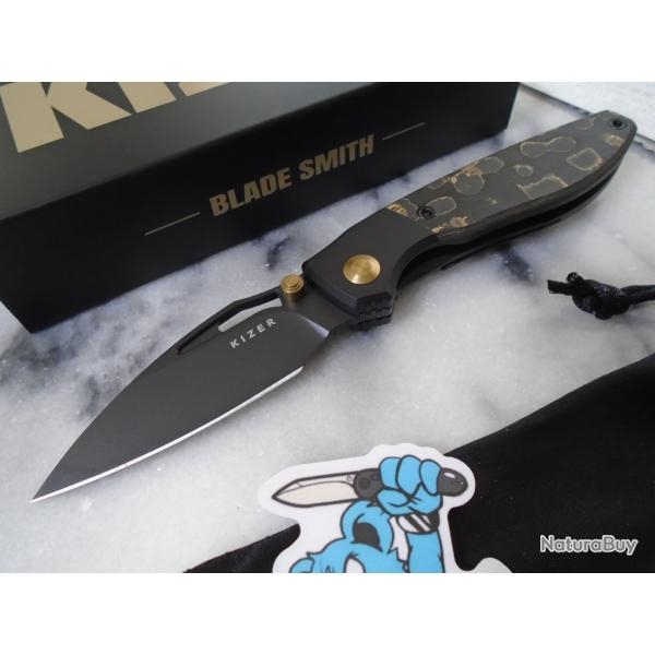 Couteau Kizer Shrike Lame Acier S45VN Manche Titane & Fat Carbon Camo Gold Frame Lock KI3746A2