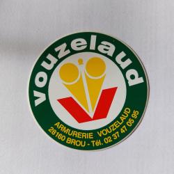 VEND PETIT AUTOCOLLANT VOUZELAUD NEUF.