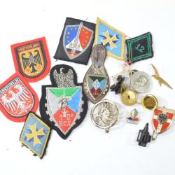 Lot militaire / civil &agrave; trier. Insignes patchs, boutons
