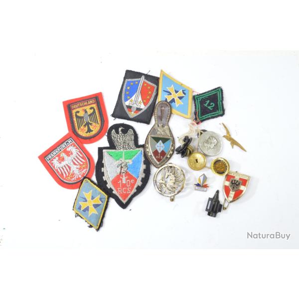 Lot militaire / civil � trier. Insignes patchs, boutons