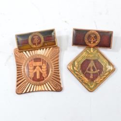 Lot insignes badges RDA Allemagne de l'Est, Arbeiten. Mur de Berlin