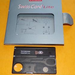 SWISS CARD LITE AVEC 13 UTILISATIONS , FABRICATION VICTORINOX SUISSE , ETAT NEUF VOIR PHOTOS . POUR