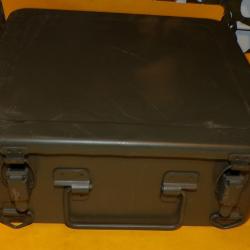 SERVICE DE SANTE : BOITE SECOURS DE PREMIERE URGENCE POUR 10 HOMMES POUR VEHICULE MILITAIRE  , AVEC