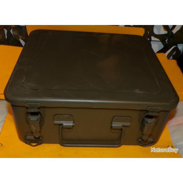 SERVICE DE SANTE : BOITE SECOURS DE PREMIERE URGENCE POUR 10 HOMMES POUR VEHICULE MILITAIRE  , AVEC